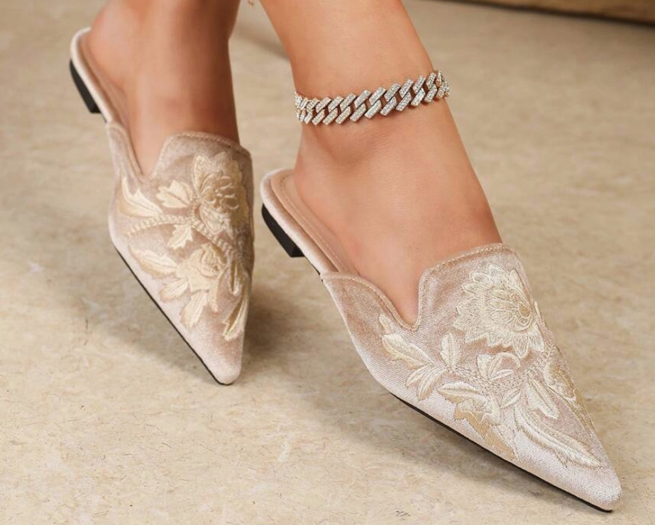 Moteriškos Stilingos siuvinėtos šlepetės