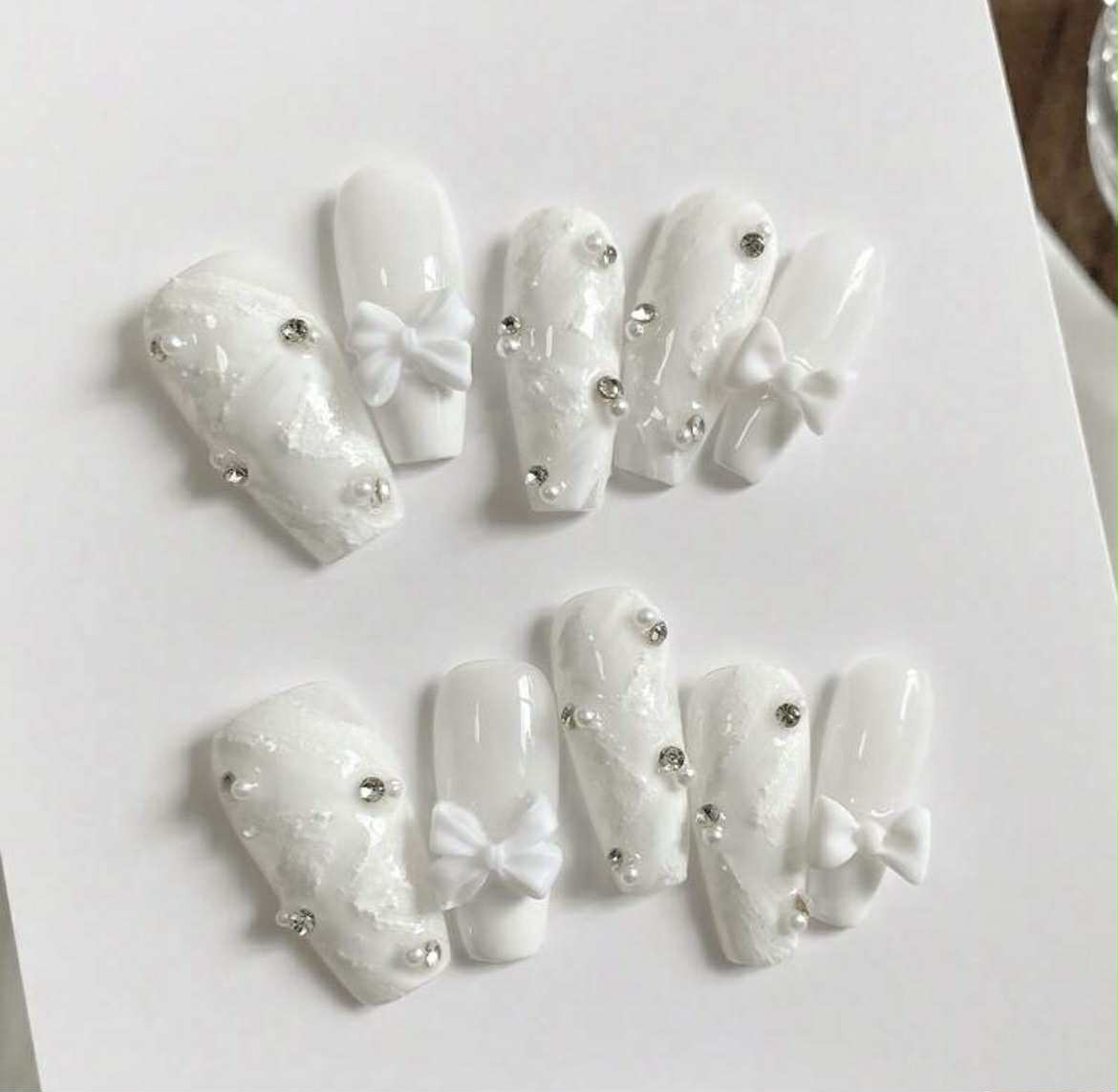 Press on nagai kaip salone, balti su kaspinėliais