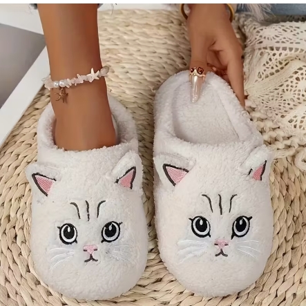 Šiltos baltos moteriškos  šlepetės su katinuko veideliu. Dydis-39