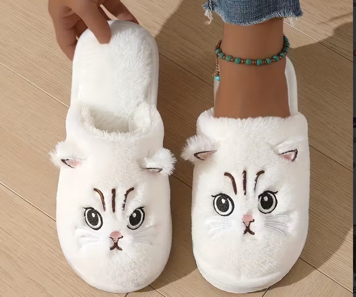 Šiltos baltos moteriškos  šlepetės su katinuko veideliu. Dydis-37/38