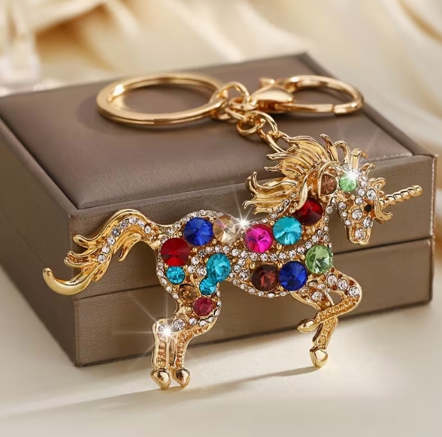 Prabangus puoštas spindinčiais krištolais raktų pakabukas su vienaragiu