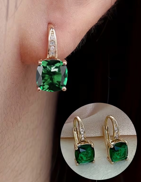 Žalios spalvos spindintys auskarai