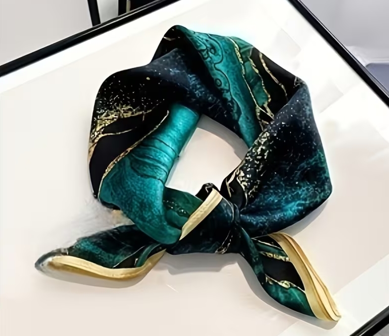 Stilinga smaragdo spalvos skarelė