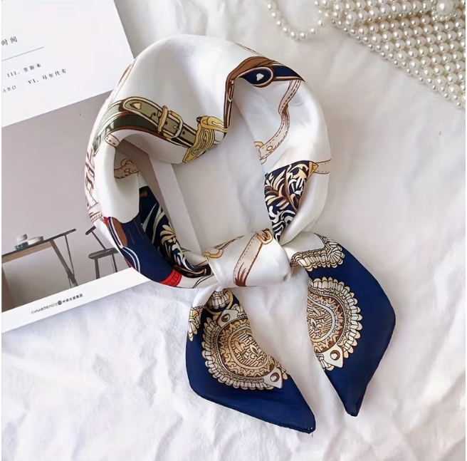 Klasikinė, stilinga skarelė- balta su mėlynais ir auksiniais raštais