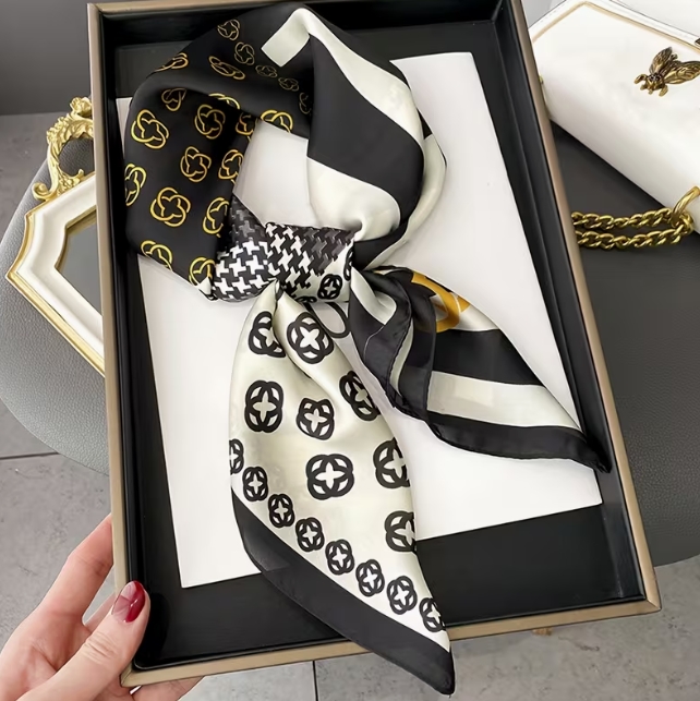 Retro stiliaus juodai balta skarelė su geometrinėmis figūromis 70x70