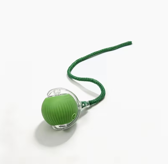 Žalios spalvos Katinų žaislas kamuolys įkraunamas per USB ir turi patvarią plastikinę konstrukciją, suteikiantį interaktyvios pramogos kačiukams